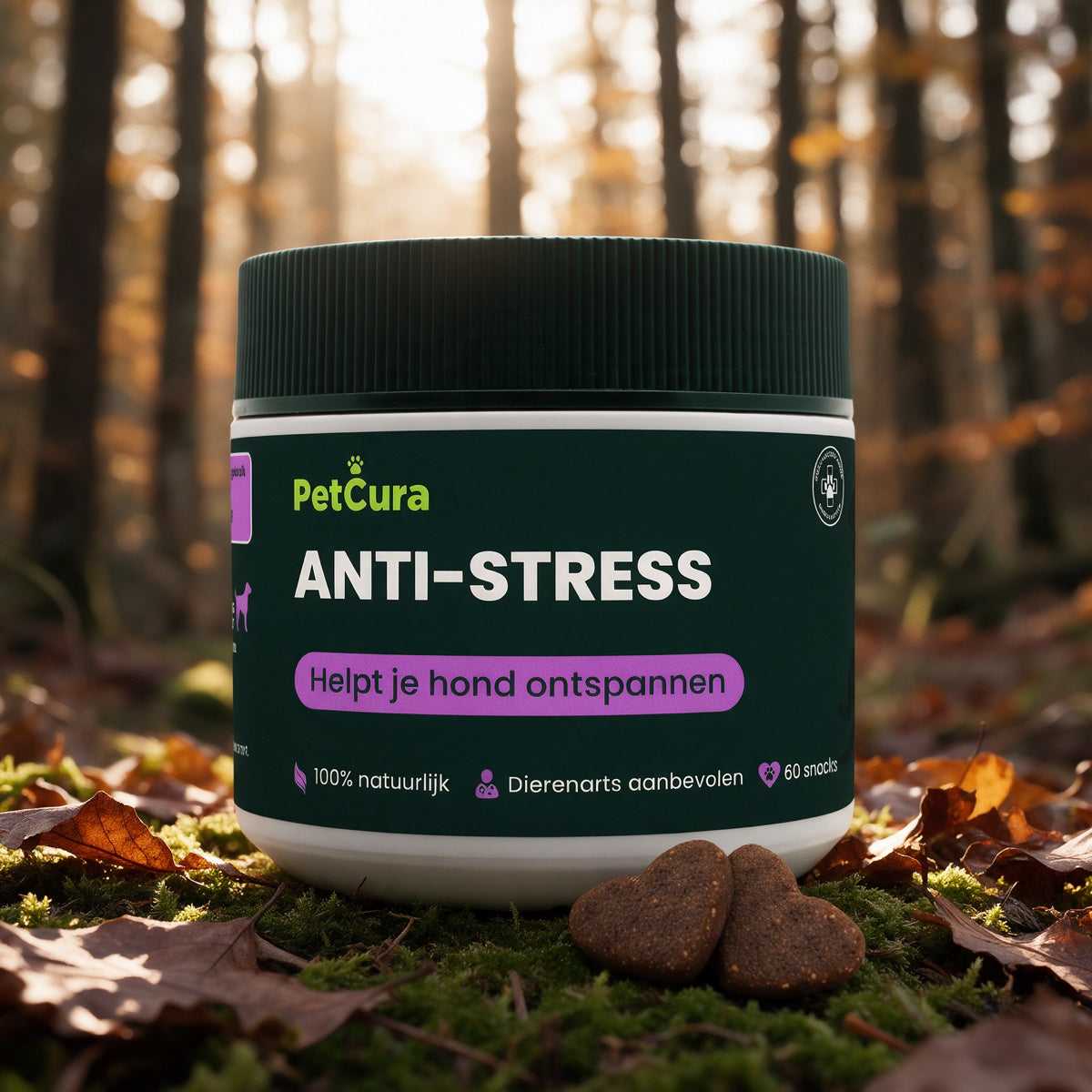 Pot PetCura Anti-Stress op een mosbodem in het bos, met de snacks ervoor